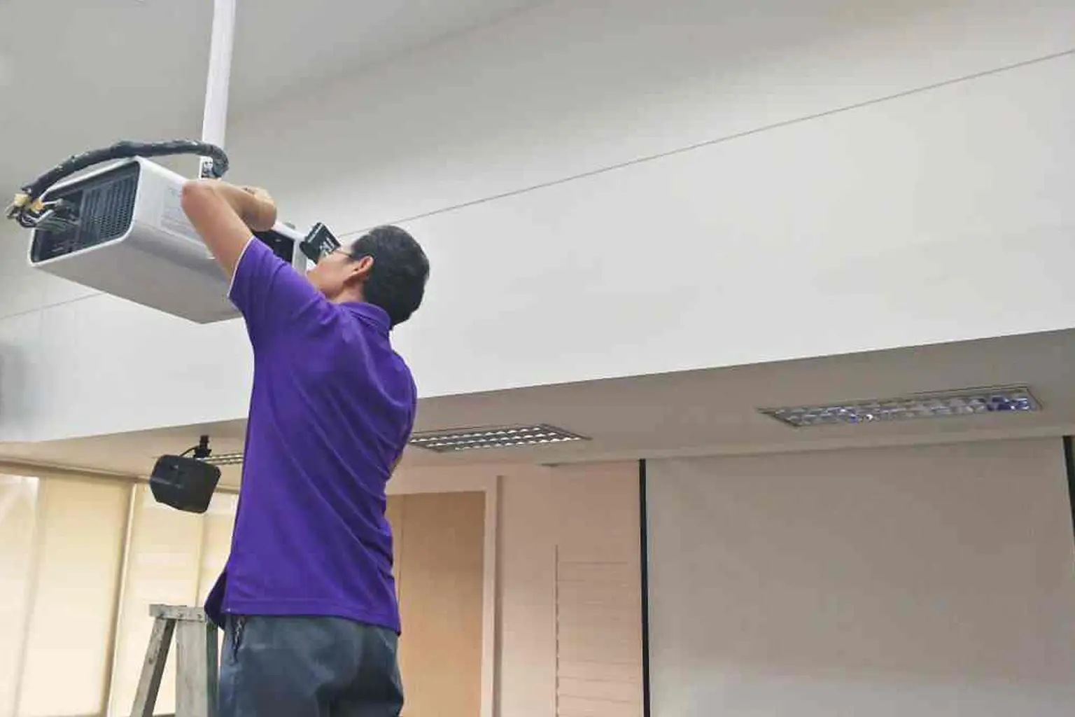 بهترین روش نصب و تنظیم پروژکتور برای تصویر بدون سایه و کج‌نمایی